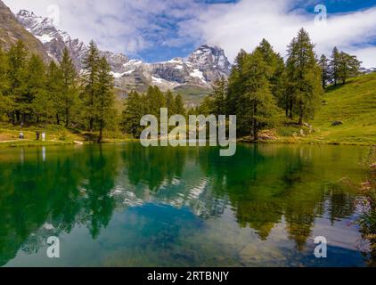 Breuil-Cervinia (Italien) - Blick auf die Bergstadt Cervinia mit dem Gipfel des Cervino, Wanderwegen und dem touristischen See Lago Blu, Aostatal Stockfoto