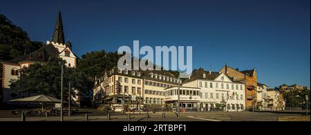 Evangelische Stiftskirche und Hotels auf dem Marktplatz von St. Goar, im Hintergrund Schloss Rheinfels, Oberes Mittelrheintal, Rheinland-Pa Stockfoto