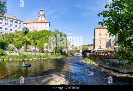 Vltava und Vltava Arm mit Blick auf die kleine Burg und Schlossturm, St. Kirche Jobst und Restaurant Leylaria in Český Krumlov in Südböhmen Stockfoto