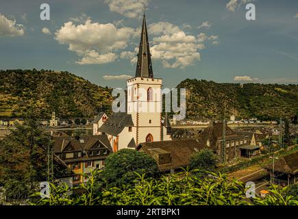 Blick von einem Aussichtspunkt auf die Altstadt von St. Goar, im Hintergrund die Rheinufer von St. Goarshausen, Oberes Mittelrheintal, Rhein Stockfoto