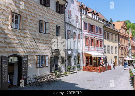 Gasse Kostelni mit prächtigen Stadthäusern in der Altstadt von Český Krumlov in Südböhmen in der Tschechischen Republik Stockfoto