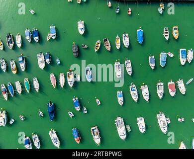 Top-down über Boote in Marine von einer Drohne, Lyme Regis, Jurassic Coast, Dorset, England, Europa Stockfoto