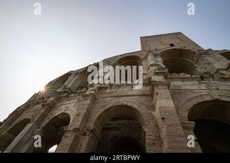 ARLES STADT AN DER RHONE IN DER PROVENCE SÜDFRANKREICH KOLOSSEUM AMPHITHEATER Stockfoto