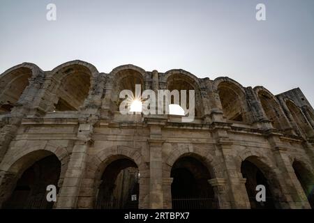 ARLES STADT AN DER RHONE IN DER PROVENCE SÜDFRANKREICH KOLOSSEUM AMPHITHEATER Stockfoto