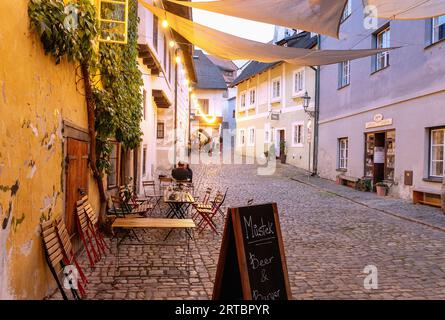 Altstadtgasse Masná mit Restaurants in Český Krumlov in Südböhmen in der Tschechischen Republik Stockfoto