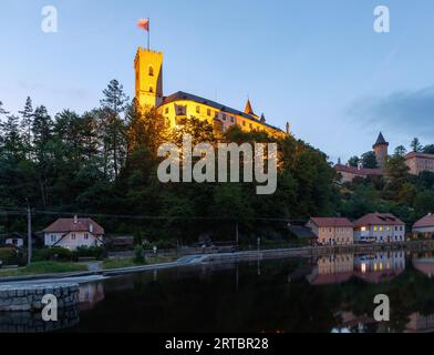 Schloss Rožmberk mit Jakobína-Turm über der Moldau im Abendlicht in Rožmberk nad Vltavou in Südböhmen in der Tschechischen Republik Stockfoto