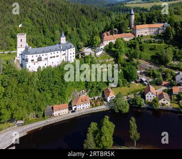 Schloss Rožmberk mit Jakobína-Turm über der Moldau in Rožmberk nad Vltavou in Südböhmen in der Tschechischen Republik Stockfoto