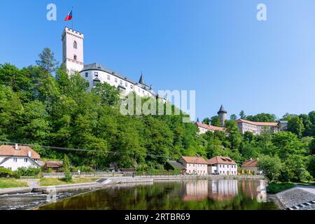 Schloss Rožmberk mit Jakobína-Turm über der Moldau in Rožmberk nad Vltavou in Südböhmen in der Tschechischen Republik Stockfoto