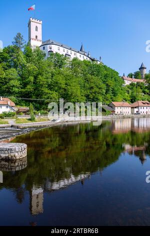 Schloss Rožmberk mit Jakobína-Turm über der Moldau in Rožmberk nad Vltavou in Südböhmen in der Tschechischen Republik Stockfoto