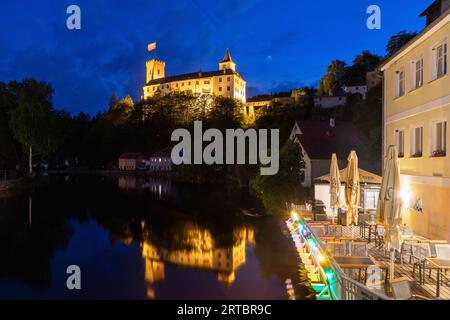 Schloss Rožmberk über der Moldau im Abendlicht in Rožmberk nad Vltavou in Südböhmen in der Tschechischen Republik Stockfoto