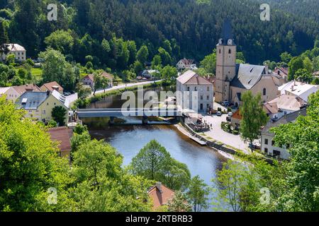 Rožmberk nad Vltavou mit Kirche St. Nikolaus in Südböhmen in Tschechien Stockfoto