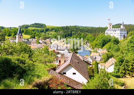 Rožmberk nad Vltavou mit Schloss Rožmberk über der Moldau in Südböhmen in der Tschechischen Republik Stockfoto