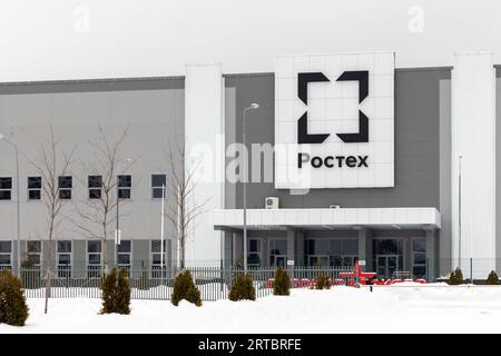 Kubinka, Region Moskau, Russland - 25. Februar 2023: Außenseite des Büros Rostec mit Firmenlogo Stockfoto