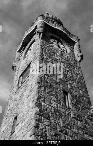 Wachtturm in Landungsbrücken. Historisches Wahrzeichen des Hamburger Hafens. Vertikales Schwarzweißfoto Stockfoto