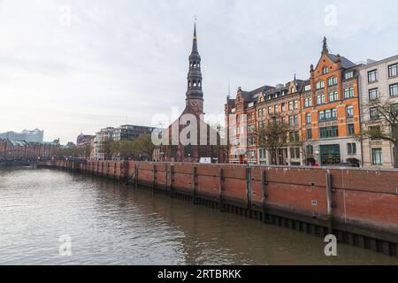 Blick auf die Hamburger Altstadt mit dem St. Die Catherines-Kirche im Hintergrund Stockfoto