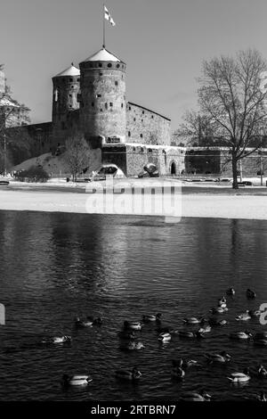 Enten laufen unter einem Boot auf einem gefrorenen See. Landschaft von Savonlinna in der Wintersaison. Finnland Stockfoto