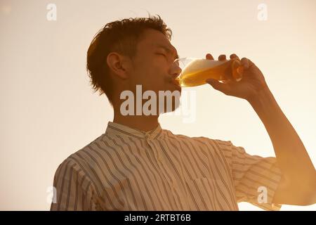 Japanischer Mann trinkt Bier Stockfoto