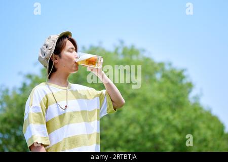 Japanischer Mann trinkt Bier Stockfoto