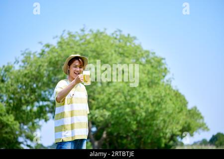 Japanischer Mann trinkt Bier Stockfoto