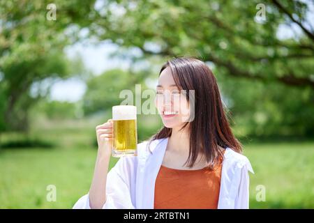 Japanische Frau trinkt Bier Stockfoto