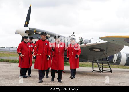 Eine Gruppe von Chelsea Pensioners vor zwei Spitfires, bevor sie während einer von der Taxi Charity for Military Veterans organisierten Veranstaltung im Biggin Hill Heritage Hangar, Biggin Hill, Westerham, abhoben. Bilddatum: Dienstag, 12. September 2023. Stockfoto