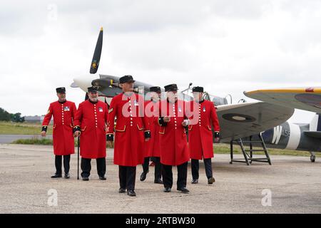 Eine Gruppe von Chelsea Pensioners vor zwei Spitfires, bevor sie während einer von der Taxi Charity for Military Veterans organisierten Veranstaltung im Biggin Hill Heritage Hangar, Biggin Hill, Westerham, abhoben. Bilddatum: Dienstag, 12. September 2023. Stockfoto