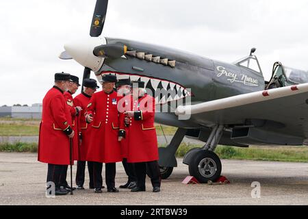 Eine Gruppe von Chelsea Pensioners vor zwei Spitfires, bevor sie während einer von der Taxi Charity for Military Veterans organisierten Veranstaltung im Biggin Hill Heritage Hangar, Biggin Hill, Westerham, abhoben. Bilddatum: Dienstag, 12. September 2023. Stockfoto