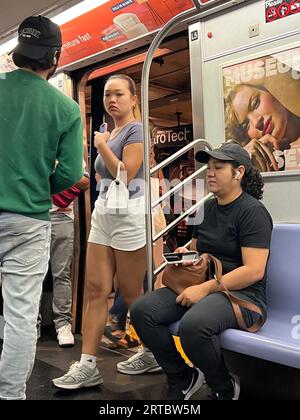 F Train holt Passagiere an der U-Bahn-Station Jay Street in Brooklyn, New York ab. Stockfoto