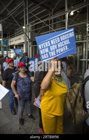 New Yorker demonstrieren vor dem Büro von Regierungsanwältin Kathy Hochul in Manhattan, um etwas gegen die Wohnungskrise in New York zu Unternehmen, die Senioren und Arbeiter betrifft. Stockfoto