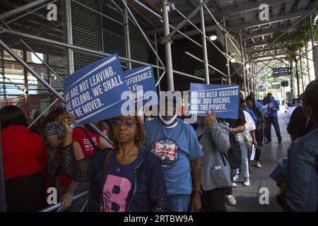 New Yorker demonstrieren vor dem Büro von Regierungsanwältin Kathy Hochul in Manhattan, um etwas gegen die Wohnungskrise in New York zu Unternehmen, die Senioren und Arbeiter betrifft. Stockfoto