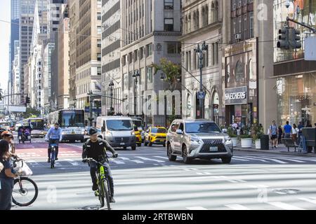 Verkehr entlang der Fifth Avenue in Midtown Manhattan am Sommertag. Stockfoto