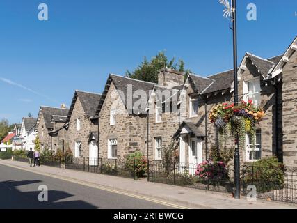 Eine Reihe von Steinhäusern in Pitlochry, Schottland, Großbritannien Stockfoto