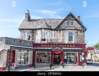 Macnaughtons Bekleidungsgeschäft in Pitlochry, Schottland, Großbritannien Stockfoto