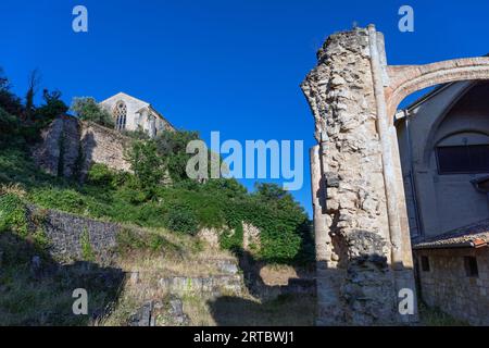 Europa, Spanien, Navarra, Estella-Lizarra, Convento de Santo Domingo (Kloster) auf dem Hügel über der Iglesia del Santo Sepulcro (Kirche) Stockfoto