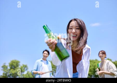 Japanische Frau trinkt Bier Stockfoto