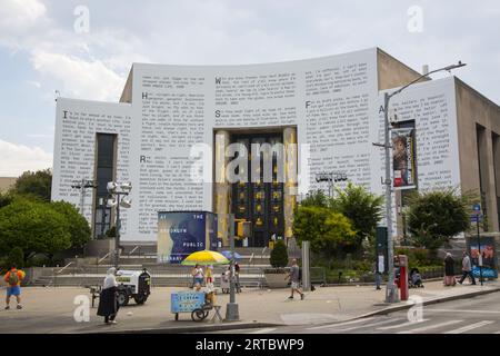 Songtexte von JAY-Z-Songs wie „Encore“ und „Sweet“ decken derzeit den zentralen Standort der Brooklyn Public Library zu Ehren des 50-jährigen Bestehens von HipHop im Jahr 2023 ab. Jay-Z’s „Book of HOV“-Ausstellung findet in der Brooklyn Public Library statt Stockfoto