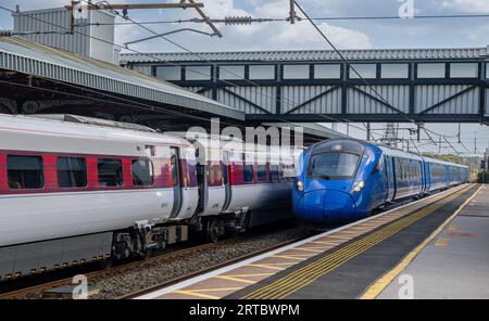 Grantham, Lincolnshire, UK – Ein Lumo-Zug, Der langsam durch den Bahnhof fährt Stockfoto