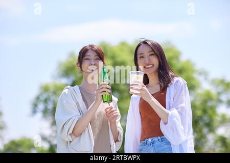 Japanische Leute trinken Bier Stockfoto