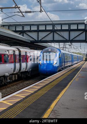 Grantham, Lincolnshire, UK – Ein Lumo-Zug, Der langsam durch den Bahnhof fährt Stockfoto