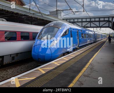 Grantham, Lincolnshire, UK – Ein Lumo-Zug, Der langsam durch den Bahnhof fährt Stockfoto