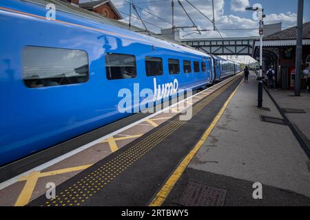 Grantham, Lincolnshire, UK – Ein Lumo-Zug, Der langsam durch den Bahnhof fährt Stockfoto