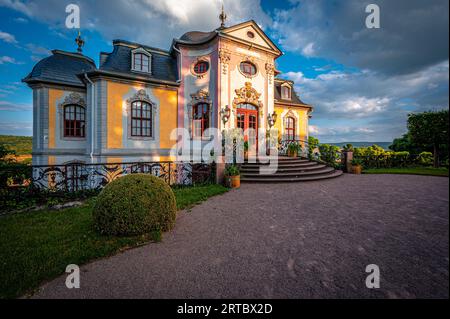 Blick auf die Rokoko-Burg auf dem Burggelände der Dornburger Burgen bei Jena, Dornburg-Camburg, Thüringen, Deutschland Stockfoto