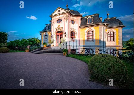 Blick auf die Rokoko-Burg auf dem Burggelände der Dornburger Burgen bei Jena, Dornburg-Camburg, Thüringen, Deutschland Stockfoto
