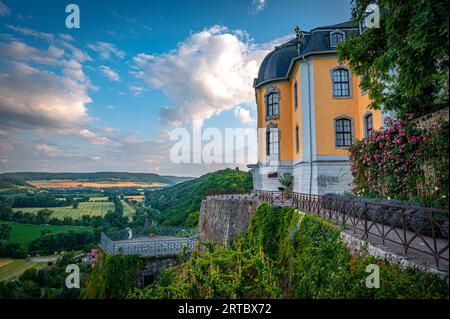 Blick auf die Rokoko-Burg auf dem Burggelände der Dornburger Burgen bei Jena, Dornburg-Camburg, Thüringen, Deutschland Stockfoto
