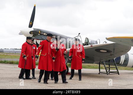 Eine Gruppe von Chelsea Pensioners vor zwei Spitfires, bevor sie während einer von der Taxi Charity for Military Veterans organisierten Veranstaltung im Biggin Hill Heritage Hangar, Biggin Hill, Westerham, abhoben. Bilddatum: Dienstag, 12. September 2023. Stockfoto