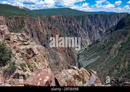 In diesem Park, der vom Gunnison River gebildet wird, sind steile Wände zu sehen Stockfoto