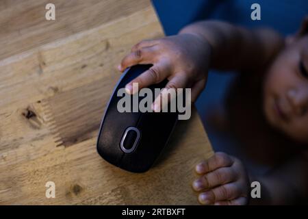 Kinder verwenden Eine Maus, einen Hintergrund für die Anzeige und ein Hintergrundbild in der Kinder- und Familienszene. Aktuelle Bilder bei Dekorationsideen Stockfoto