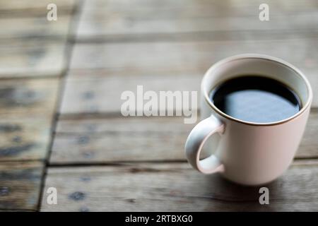 Kaffeebecher auf Holztisch, Hintergründe für Werbung und Tapeten in Getränke- und Lifestyle-Szenen. Aktuelle Bilder bei Dekorationsideen. Stockfoto