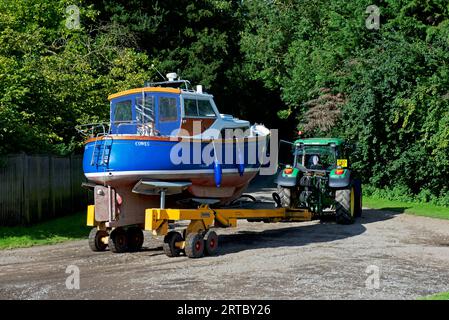 Das Boot wird per Traktor auf den Fluss Ouse in Acaster Maine, Acaster Malbis, North Yorkshire, England, Großbritannien gestartet Stockfoto