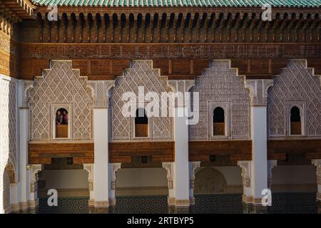 Nordafrika. Marokko. Marrakesch. Touristen an den Fenstern der Medersa Ben Youssef. Die größte und wichtigste Madrasa Marokkos Stockfoto